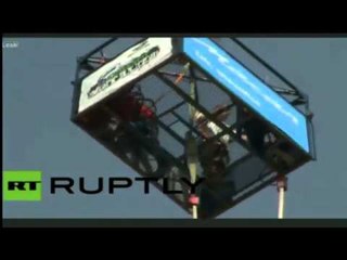 بريطاني في دبي يدخل غينيس ..قفز من مئة متر 106 مرات