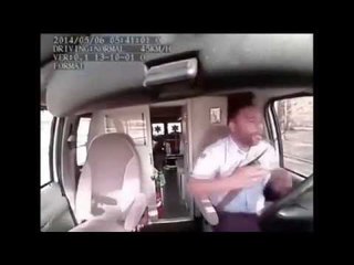 بالفيديو.. سائق سيارة إسعاف "يتهوَّر" مع ريهانا