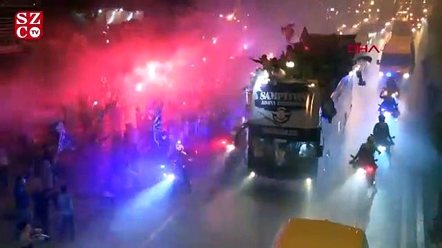 Şampiyon Adana Demirspor, gece şehir turu attı