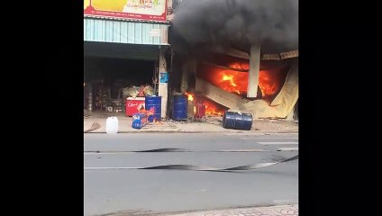 Cháy 3 căn nhà ở Sài Gòn