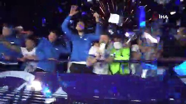 Adana Demirspor, tesislerde havai fişek gösterisi ve konfetilerle karşılandı