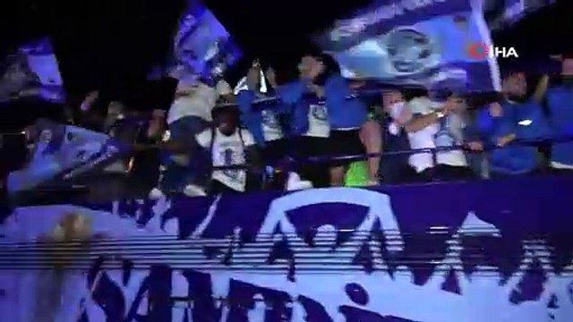 Adana Demirspor, üstü açık otobüsle kentte şampiyonluk turu attı