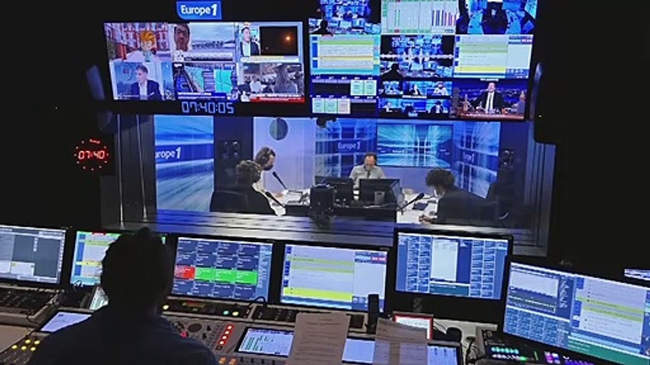 Elisabeth II lance sa marque de bière : "Mollo sur la bière royale Stéphane !"