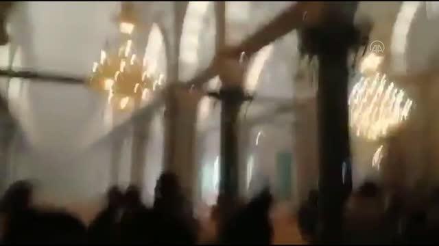 İsrail polisi, işgal altındaki Mescid-i Aksa'da baskınları önlemek için nöbet tutan Filistinlilere müdahale ediyor (5)