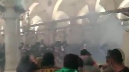 İsrail polisi, işgal altındaki Mescid-i Aksa'da baskınları önlemek için nöbet tutan Filistinlilere müdahale ediyor (6)