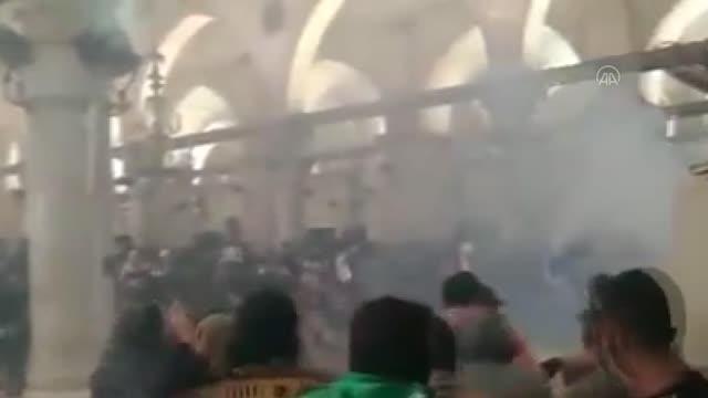 İsrail polisi, işgal altındaki Mescid-i Aksa'da baskınları önlemek için nöbet tutan Filistinlilere müdahale ediyor (6)