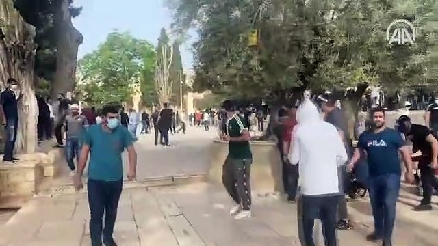 İsrail polisi, işgal altındaki Mescid-i Aksa’da baskınları önlemek için nöbet tutan Filistinlilere müdahale ediyor