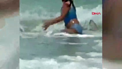 ABD’de denize giren çocuk yaklaşan köpek balığından son anda kaçmayı başardı