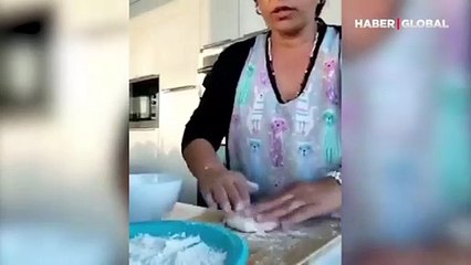 Yemek tarifi videosu çekmek istedi, eline yüzüne bulaştırdı