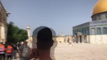 İsrail polisi, işgal altındaki Mescid-i Aksa'da baskınları önlemek için nöbet tutan Filistinlilere müdahale ediyor (9)