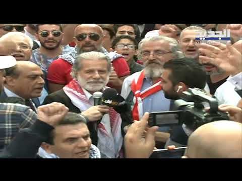 الفنان مارسيل خليفة يغني منتصب القامة أمشي بين المتظاهرين في النبطية