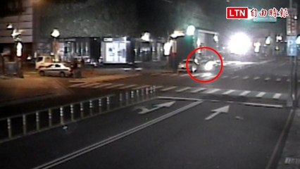 台中BMW衝撞保時捷肇逃 油漬害阿伯騎士犁田 ( 民眾、警方提供 )