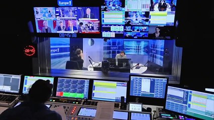 Emmanuel Macron : "J'ai enterré le référendum sur le climat, mais il est biodégradable !" (Canteloup)