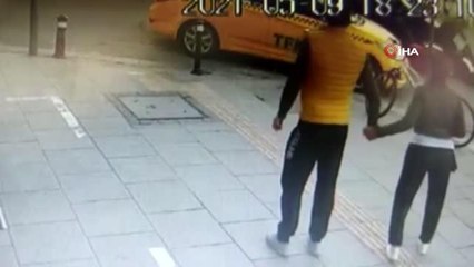 Son dakika haber: Ters yönde seyreden motosikletle otomobilin çarptığı anlar kamerada