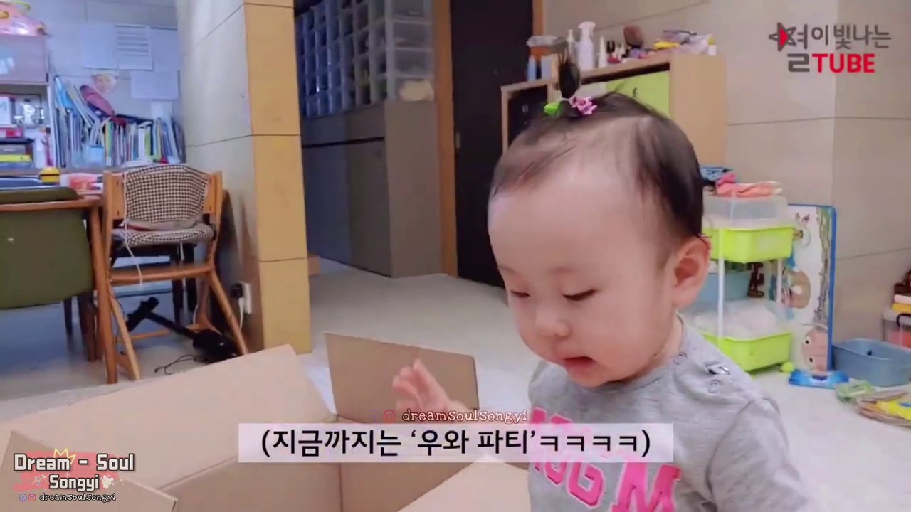 SONGYI PHẤN KHÍCH MỞ ĐỒ CHƠI CÙNG MẸ BYUL VÀ ANH SOUL 1/2