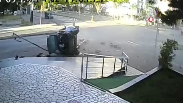 Işık ihlali kazaya neden oldu...Ortalığın savaş alanına döndüğü feci kaza kamerada