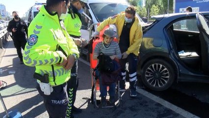 MERTER D-100 KARAYOLU'NDA MİNİBÜS LASTİĞİ PATLADIĞI İÇİN DURAN OTOMOBİLE ÇARPTI 2 YARALI