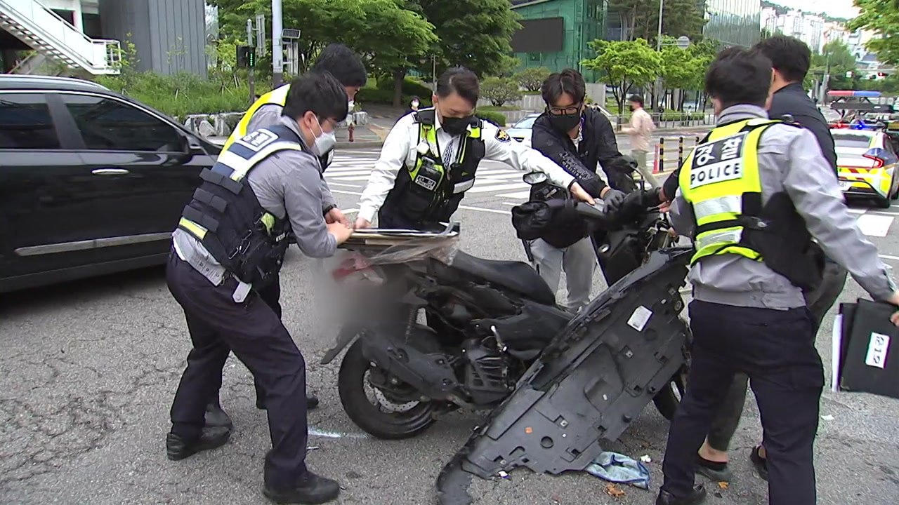 서울 상암동서 SUV·오토바이 충돌...50대 오토바이 운전자 숨져 / YTN