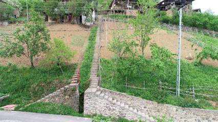 10 yıl önce aralarında tartışma yaşayan komşular, evlerine çıkabilmek için aynı yola 2 farklı merdiven yaptı