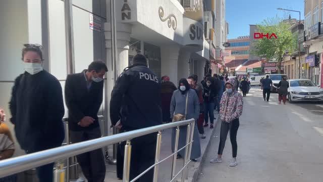 KEŞAN'DA PTT ÖNÜNDE 'SOSYAL YARDIM ÖDEMESİ' KUYRUĞU