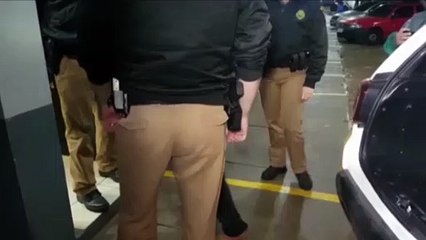 Jovem é detido pela PM após bater Escort em placa de Pare