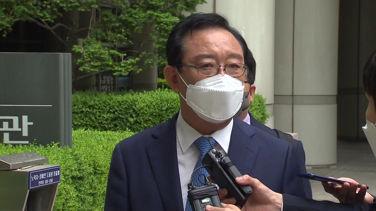 송철호 "정치 검찰의 삼류 기소"...'靑 선거개입 의혹' 첫 공판 출석 / YTN