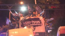 Şampiyon Adana Demirspor, gece şehir turu attı