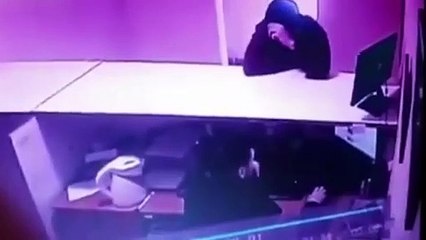 Bir anda adamın kafasına bıçak sapladı!