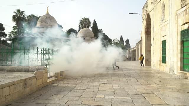 İsrail polisi, Mescid-i Aksa'da nöbet tutan Filistinlilere saldırdı (10)