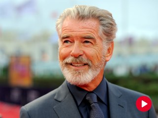 Pierce Brosnan paseando junto a su mujer por las calles de Beverly Hills