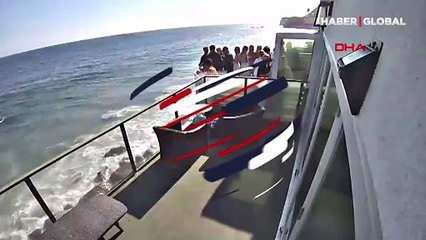 Denize sıfır villanın balkonu eğlence sırasında böyle çöktü!