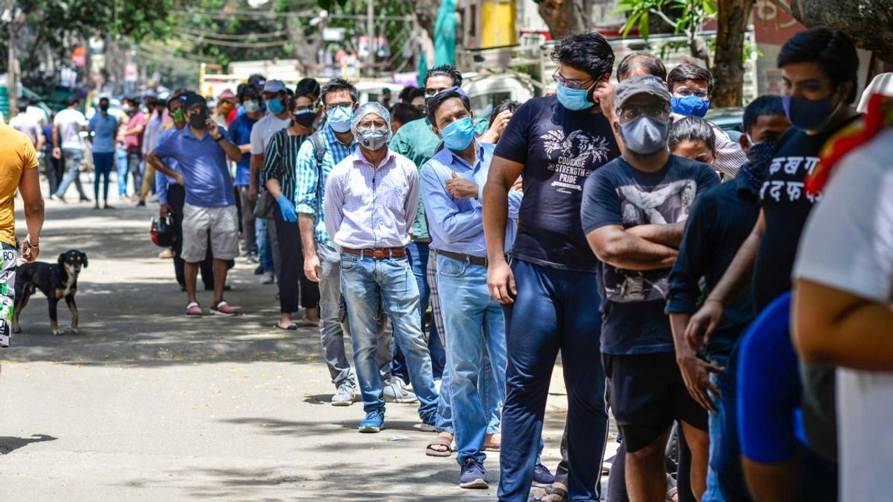 Ghaziabad: Long queues outside covid vaccination centres