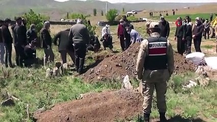 Keneden ölen çiftçi tabutla defnedildi