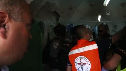 İsrail polisi Mescid-i Aksa'da AA kameramanını darbetti (2)