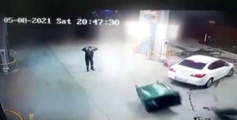 Son dakika haber... Fırtınada sürüklenen çöp konteyneri güvenlik kamerasına yansıdı