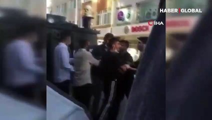 Küçükçekmece'de hareketli dakikalar! Polis biber gazı ve havaya ateş açarak kalabalığı dağıttı