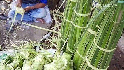 Penjual Kulit Ketupat Alami Penurunan Pendapatan