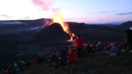 Los espectaculares géiseres de lava de un volcán islandés