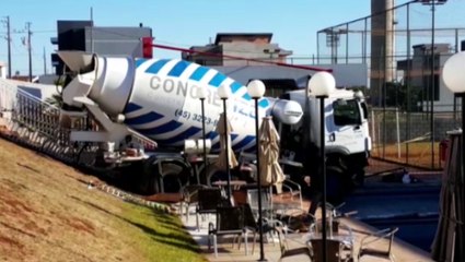 Caminhão é movido por alguns metros, mas ainda localiza-se parcialmente dentro de piscina