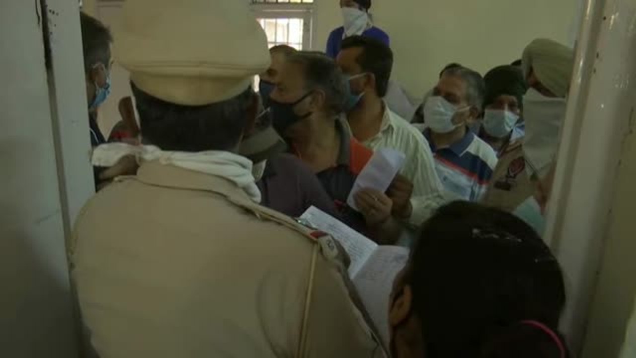 Largas colas para la vacuna