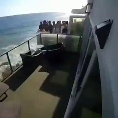 Aterrador momento en el que un balcón lleno de gente en Malibú cae al vacío