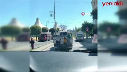 Kamyonetin arkasına asılan çocukların tehlikeli yolculuğu yürekleri ağza getirdi
