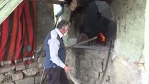 Köy muhtarı kendi pişirdiği ekmeği köylüye dağıtıyor