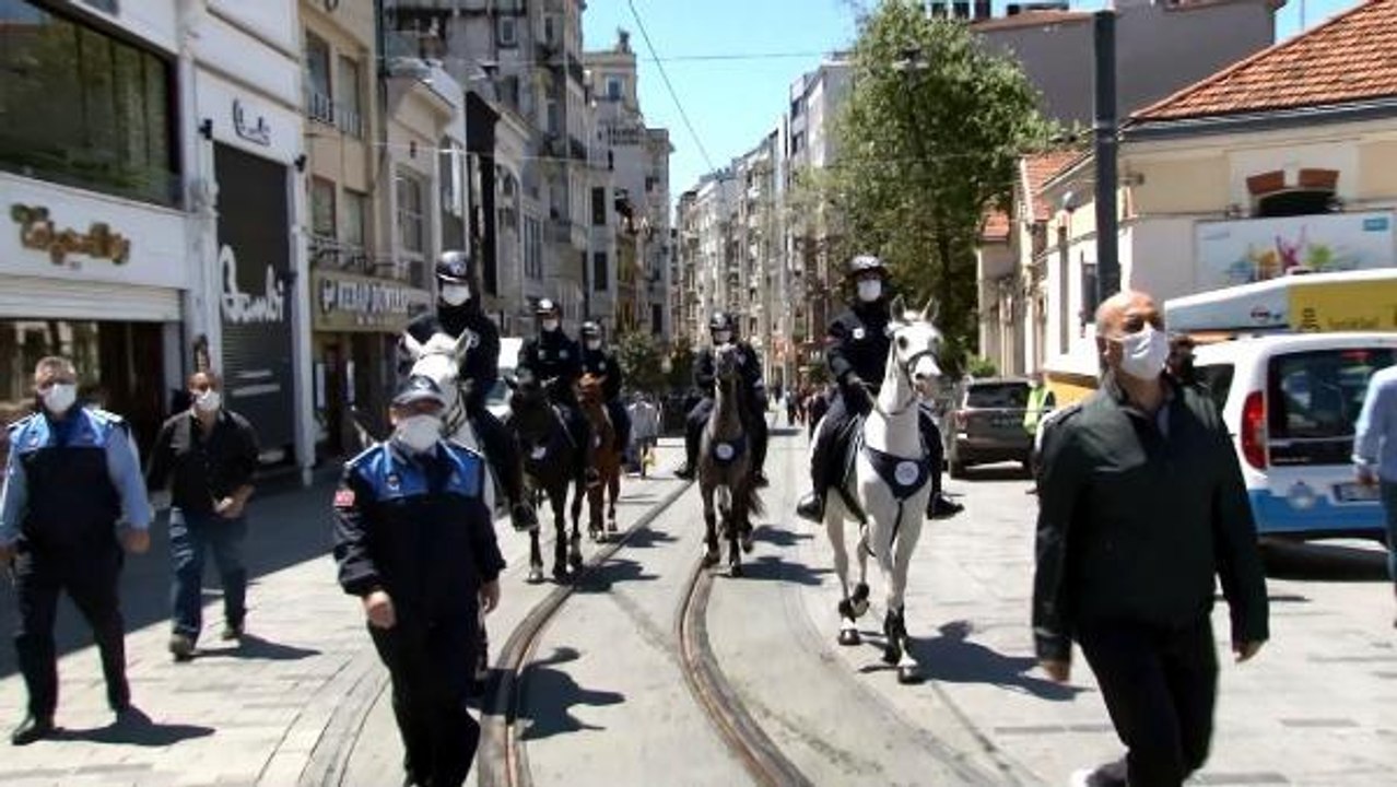Son dakika haberi... TAKSİM MEYDANI VE İSTİKLAL CADDESİ'NDE ATLI ZABITALARDAN KORONAVİRÜS DENETİMİ