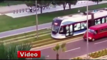 Tramvay namaz kılan adamı bekledi!