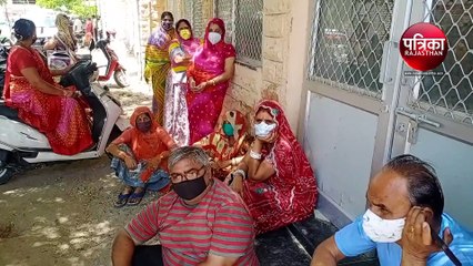 VIDEO : वैक्सीनेशन के लिए लगी कतार, पेड़ों की छांव में इंतजार