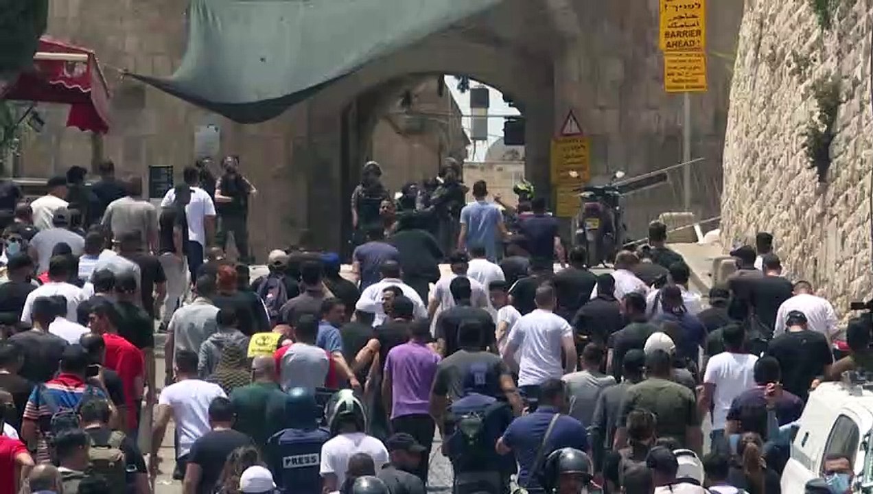 تجدد المواجهات في باحات المسجد الأقصى وإطلاق صو...