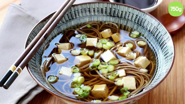 Bouillon de nouilles soba au tofu et ciboule