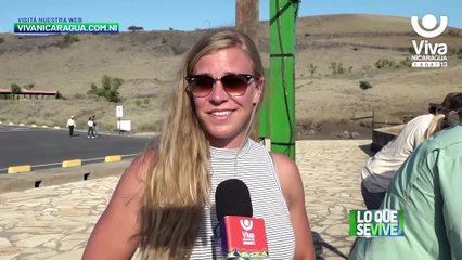 Turistas recorren senderos del increíble volcán activo de Masaya