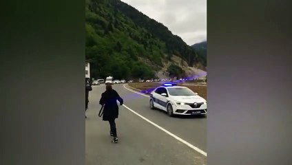 CHP'li Özkan paylaştı: "Karaismailoğlu, Cengiz İnşaat İkizdere'de rahat inşaat yapabilsin diye koruma ordusuyla Rize'ye geldi"